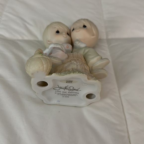 Jonathan & David - Love One Another Figurine - Picture 2 of 7